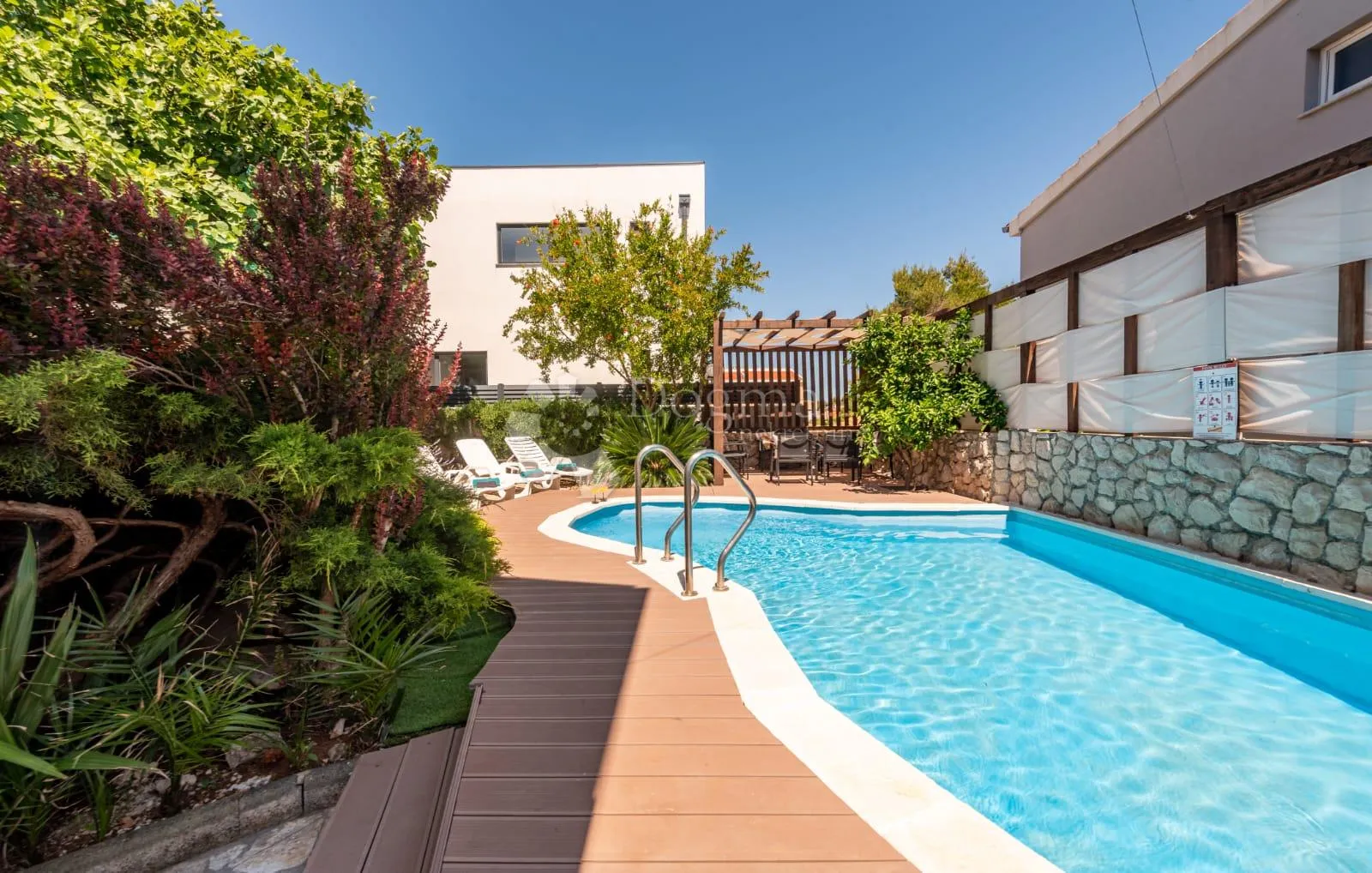 tri apartmana s bazenom - slika 74