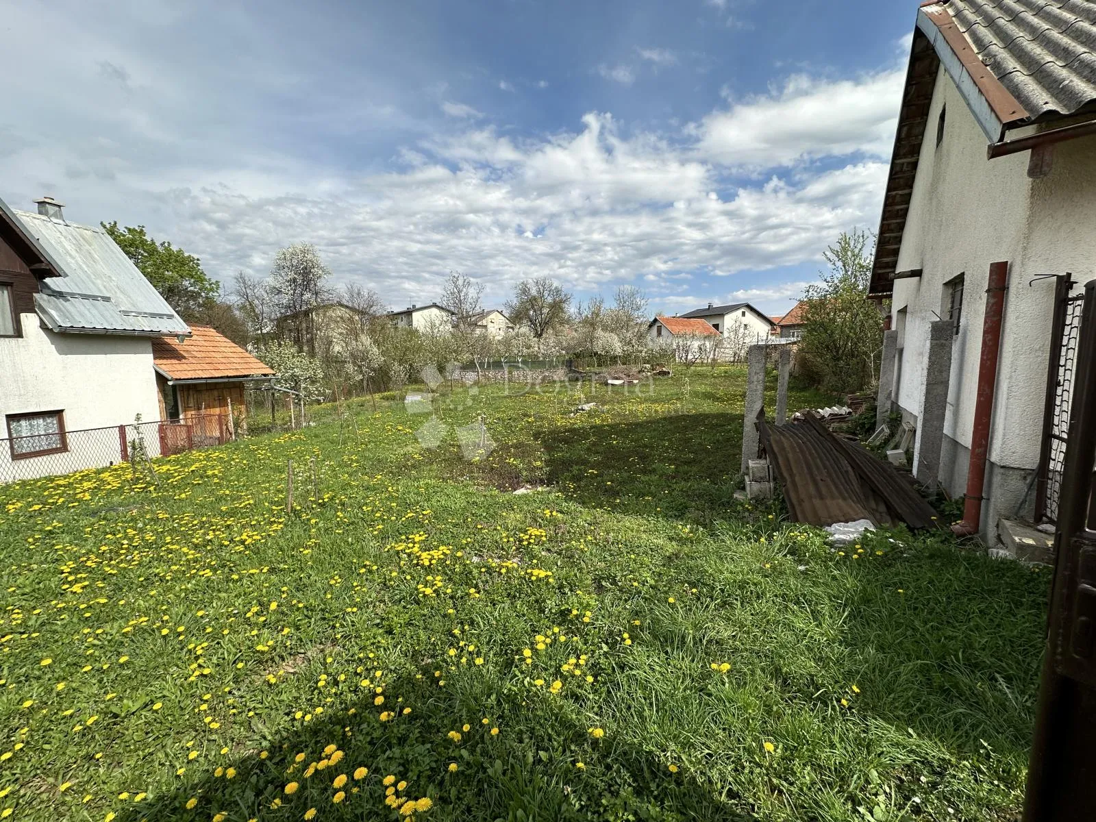 kuća s dva pomoćna objekta i vrtom, gospić centar - slika 2