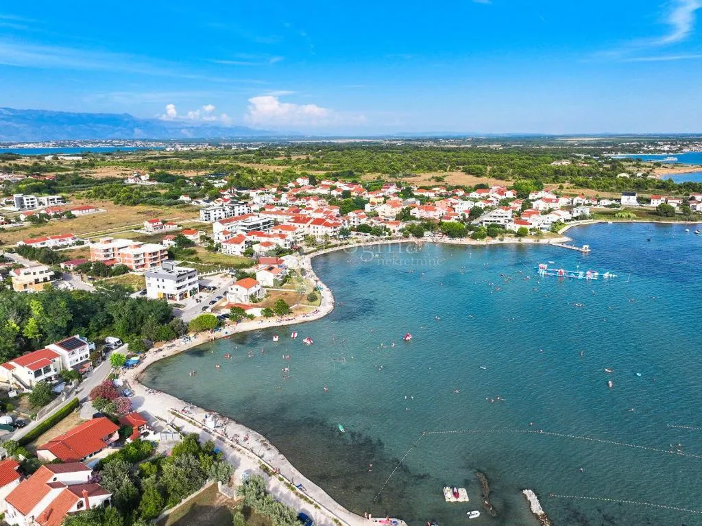 moderna dvojna kuća s bazenom – privlaka, 150 m od mora s4 - slika 26