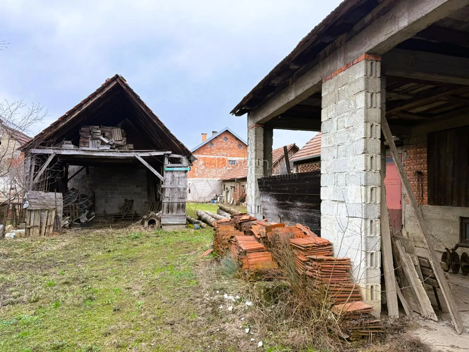 kuća s brojnim gospodarskim objektima - slika 7