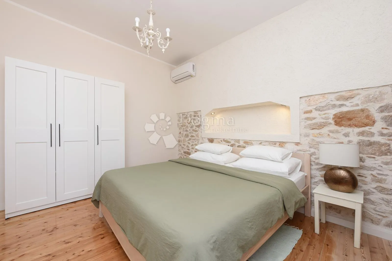 stan u kamenoj zgradi, 100 m od mora, 105 m2 stambeno + terasa - slika 13