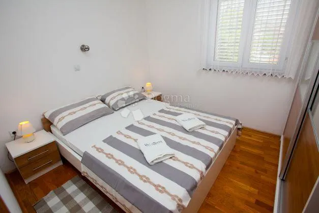 luksuzna kuća s bazenom i apartmanima na rabu - slika 17