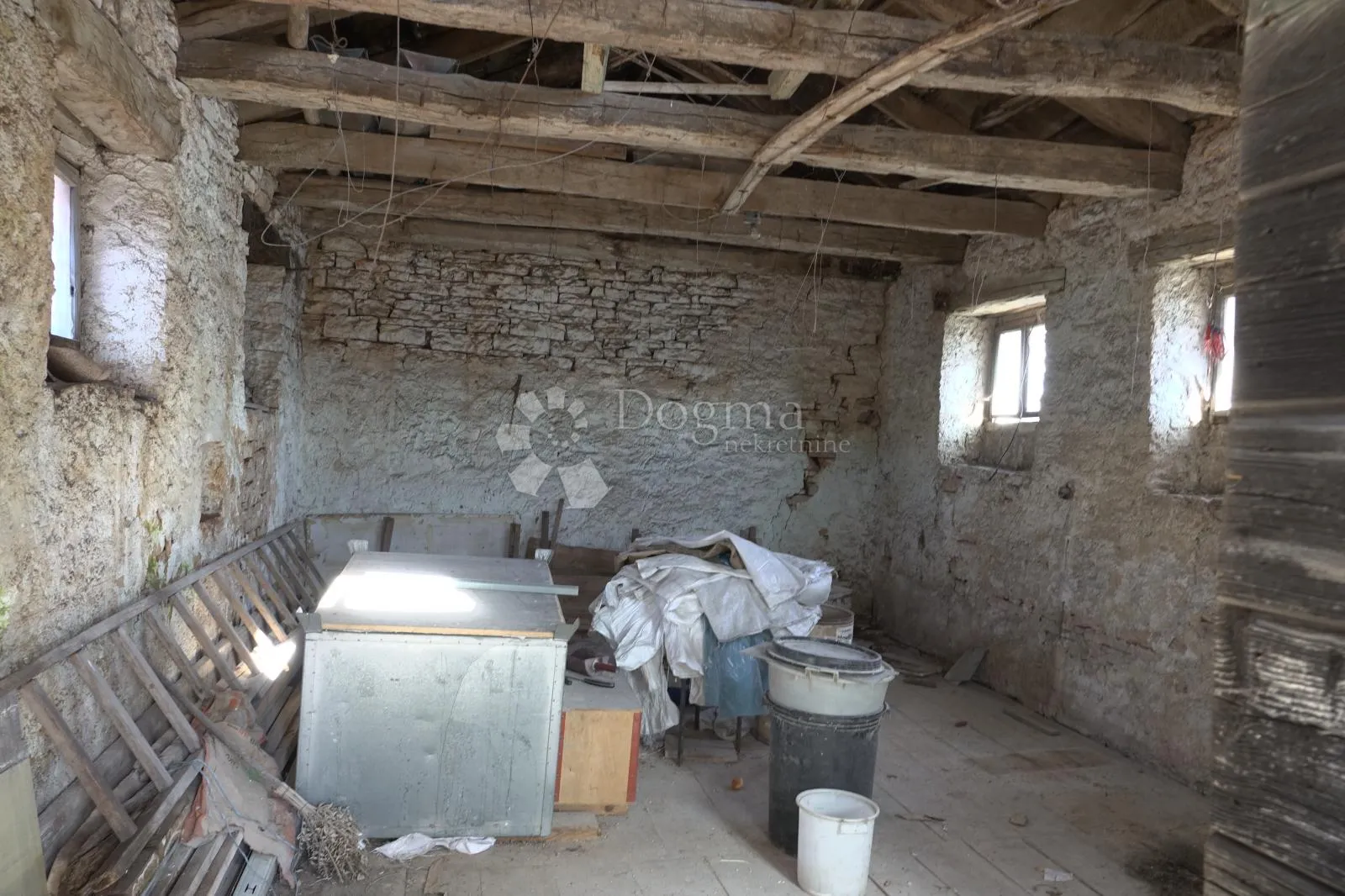 kamena kuća za renovaciju u pilatima - slika 19