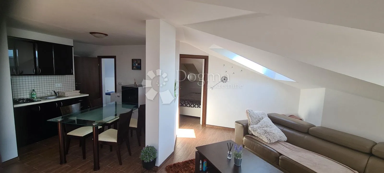 apartman u potkrovlju 50m2(u naravi 70m2) - slika 6