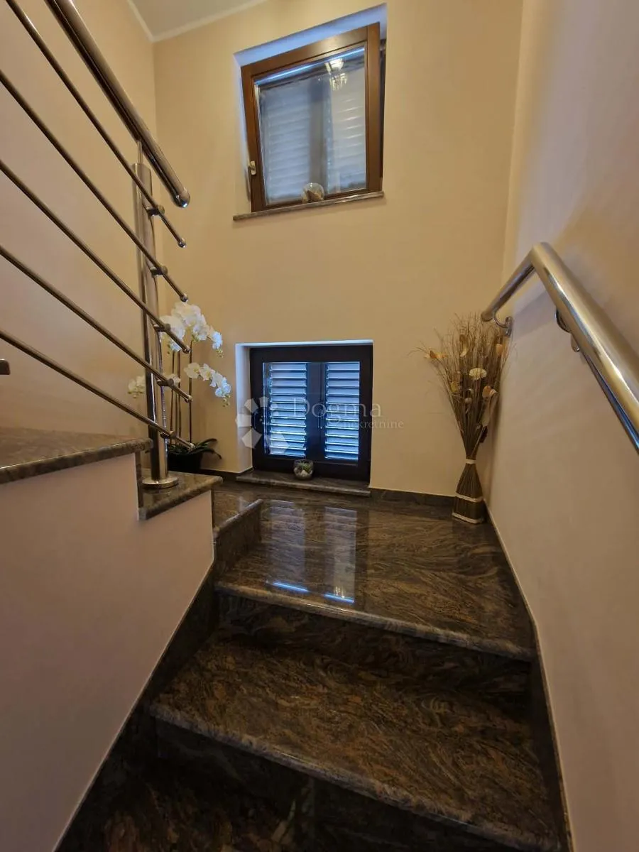 kuća s 4 apartmana - drugi red od mora - slika 46