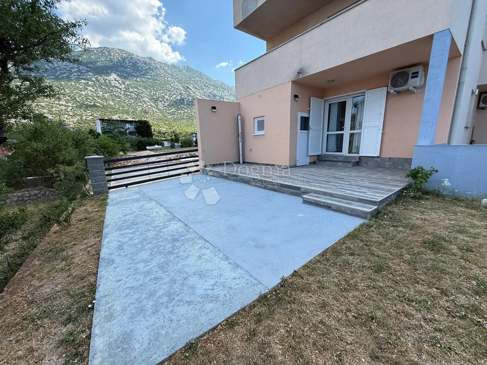 prostran moderan apartman velike terase 200 m od mora - slika 33