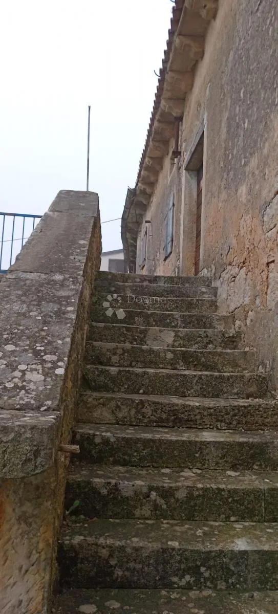 kuca sa velikim građevinskim terenom - slika 6