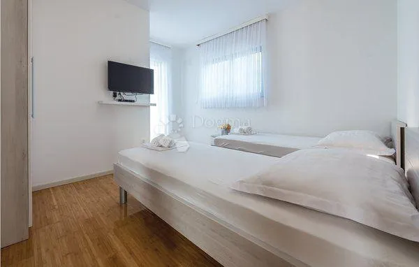 stivašnica- villa s bazenom na top lokaciji - slika 11