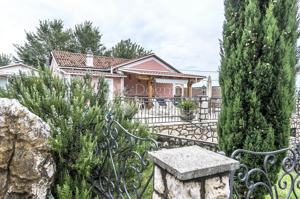 kuća sa bazenom - slika 2