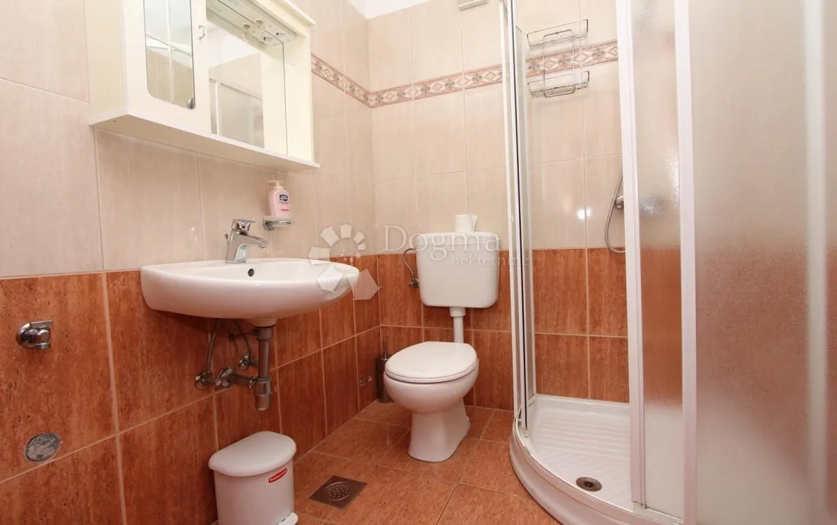kuća sa apartmanima - slika 32