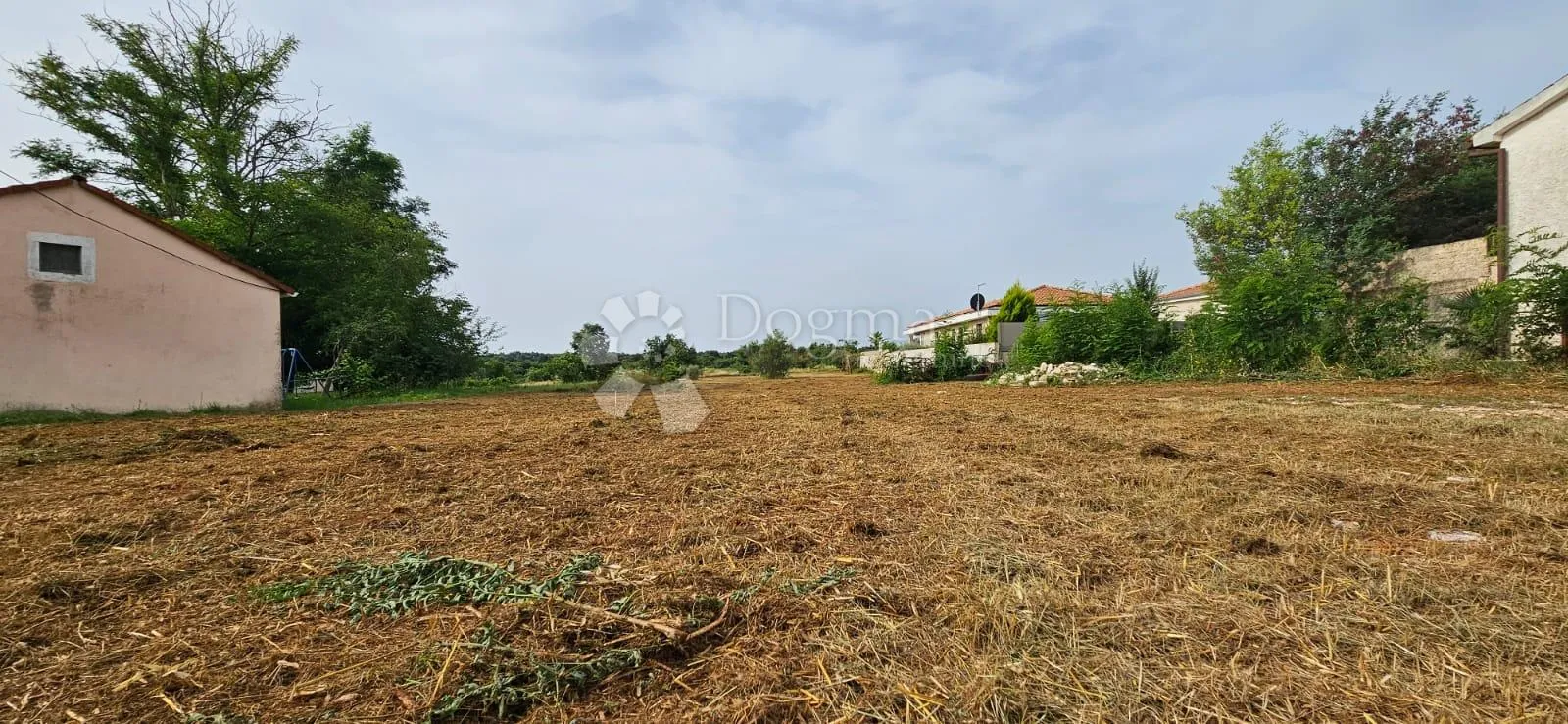građevinsko zemljište uz asfaltiranu cestu - slika 11