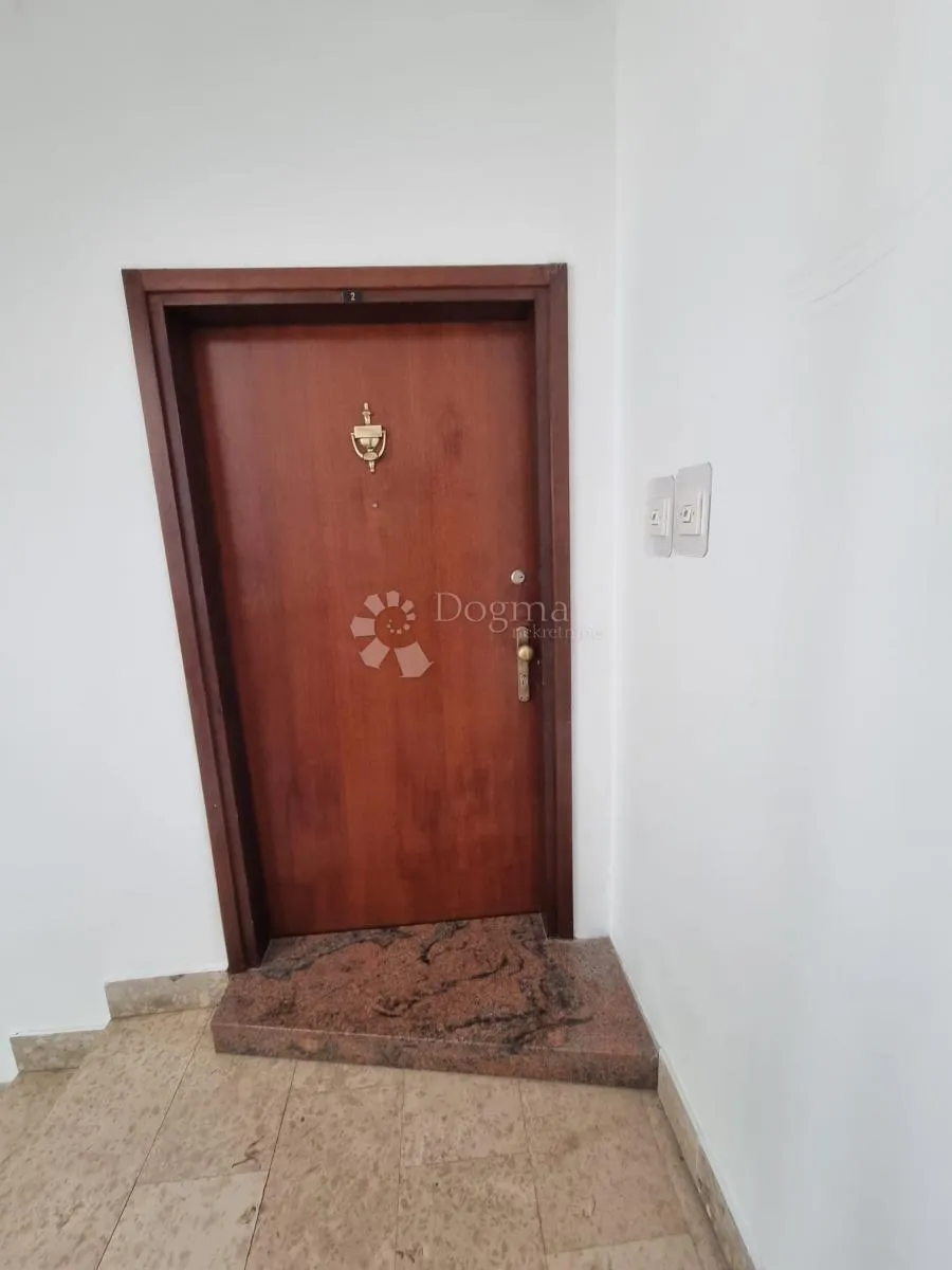 stan u centru njivica, krk - slika 4
