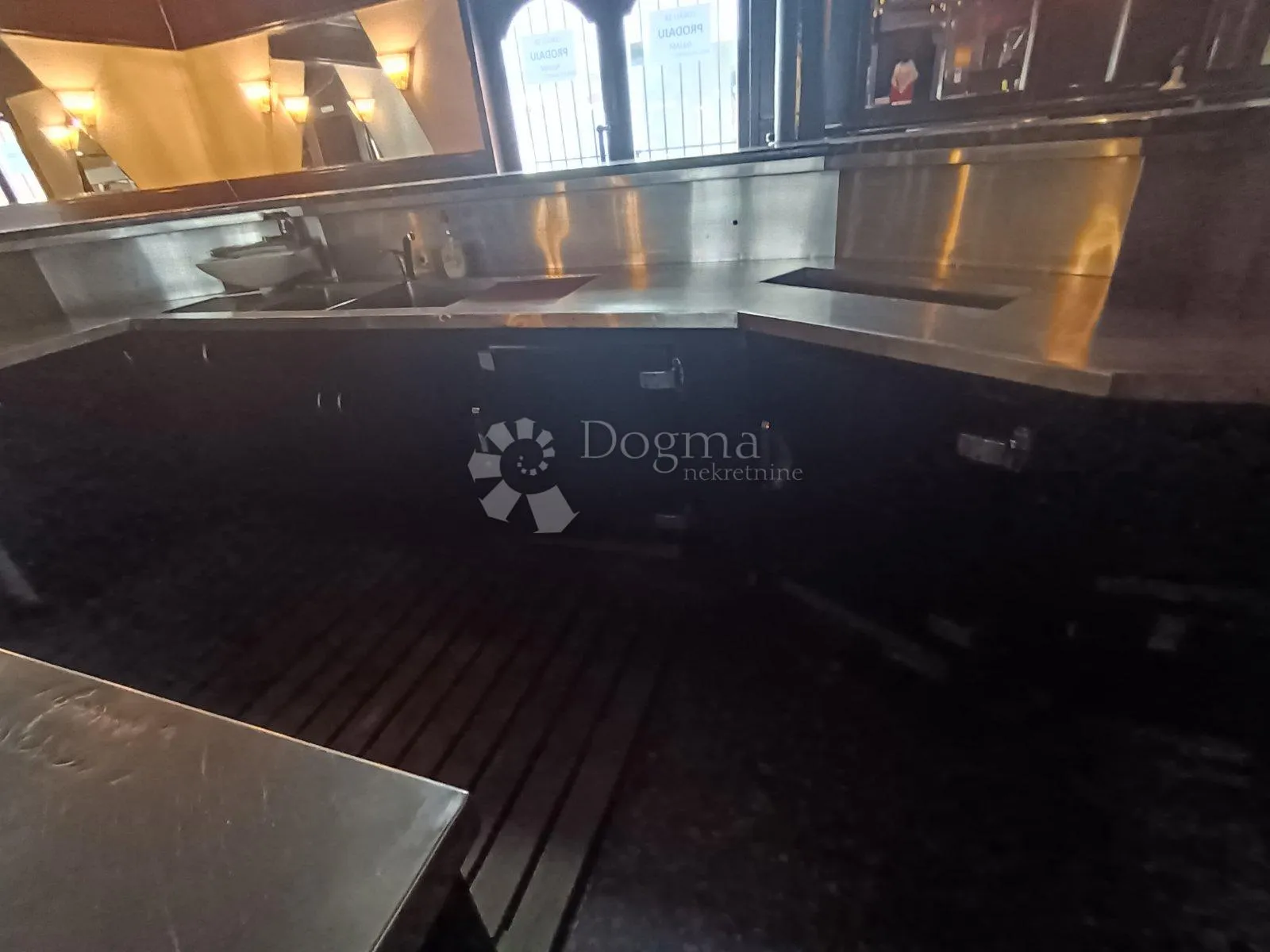 najam velikog caffe bara u centru sl.broda! - slika 5