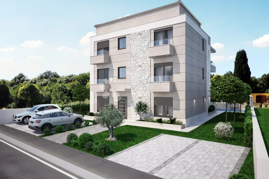 trosoban stan s vrtom i bazenom, 500 metara od mora - slika 2