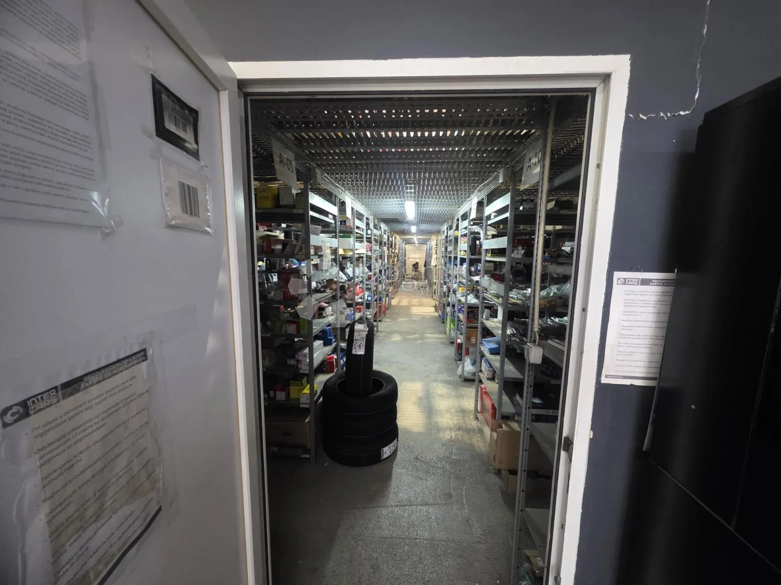 funkcionalan poslovni prostor s velikim parkiralištem i uredima – 670 m² - slika 3