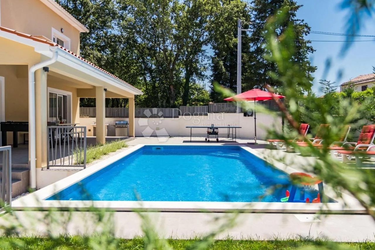lijepa samostojeća kuća s bazenom na mirnoj lokaciji - slika 35
