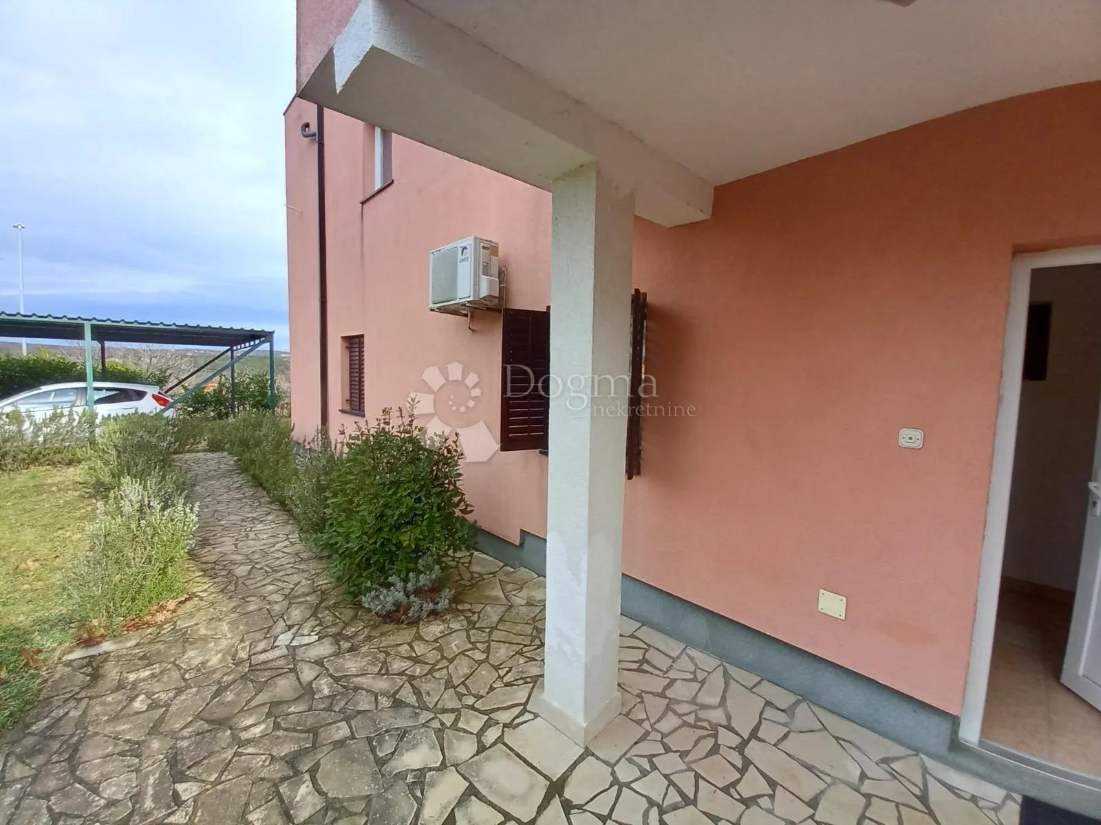labin, etaža sa tri stambene jedinice - slika 10