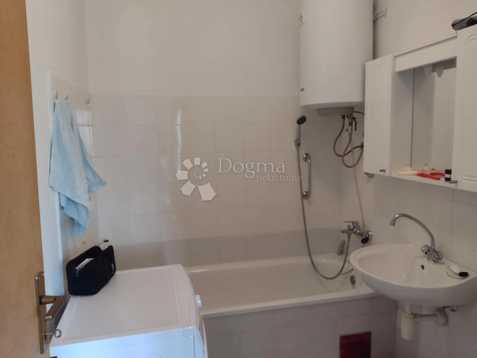 divan pogled, novouređeno i namješteno - slika 7
