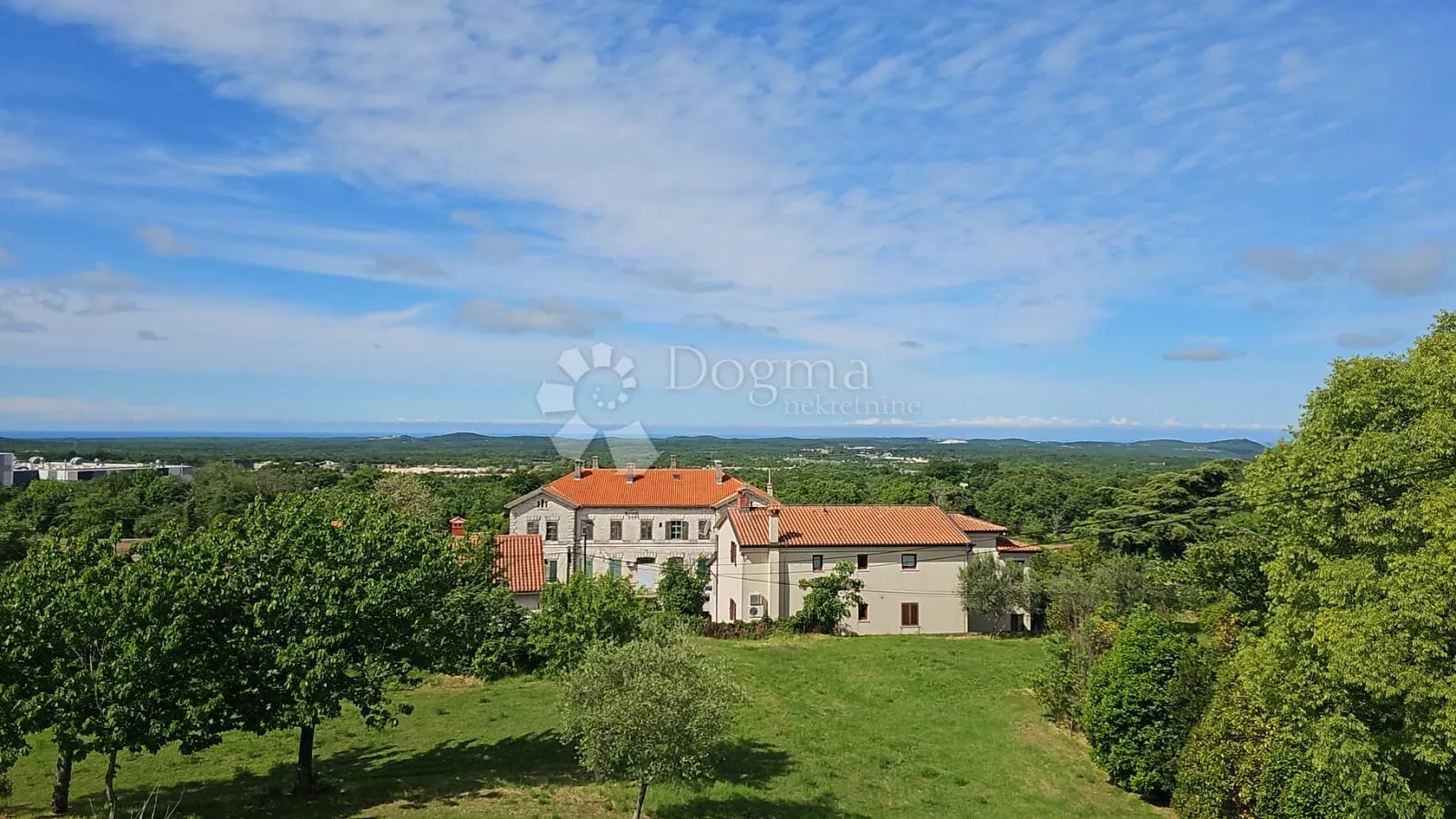 vila s bazenom i pogledom na more - slika 12