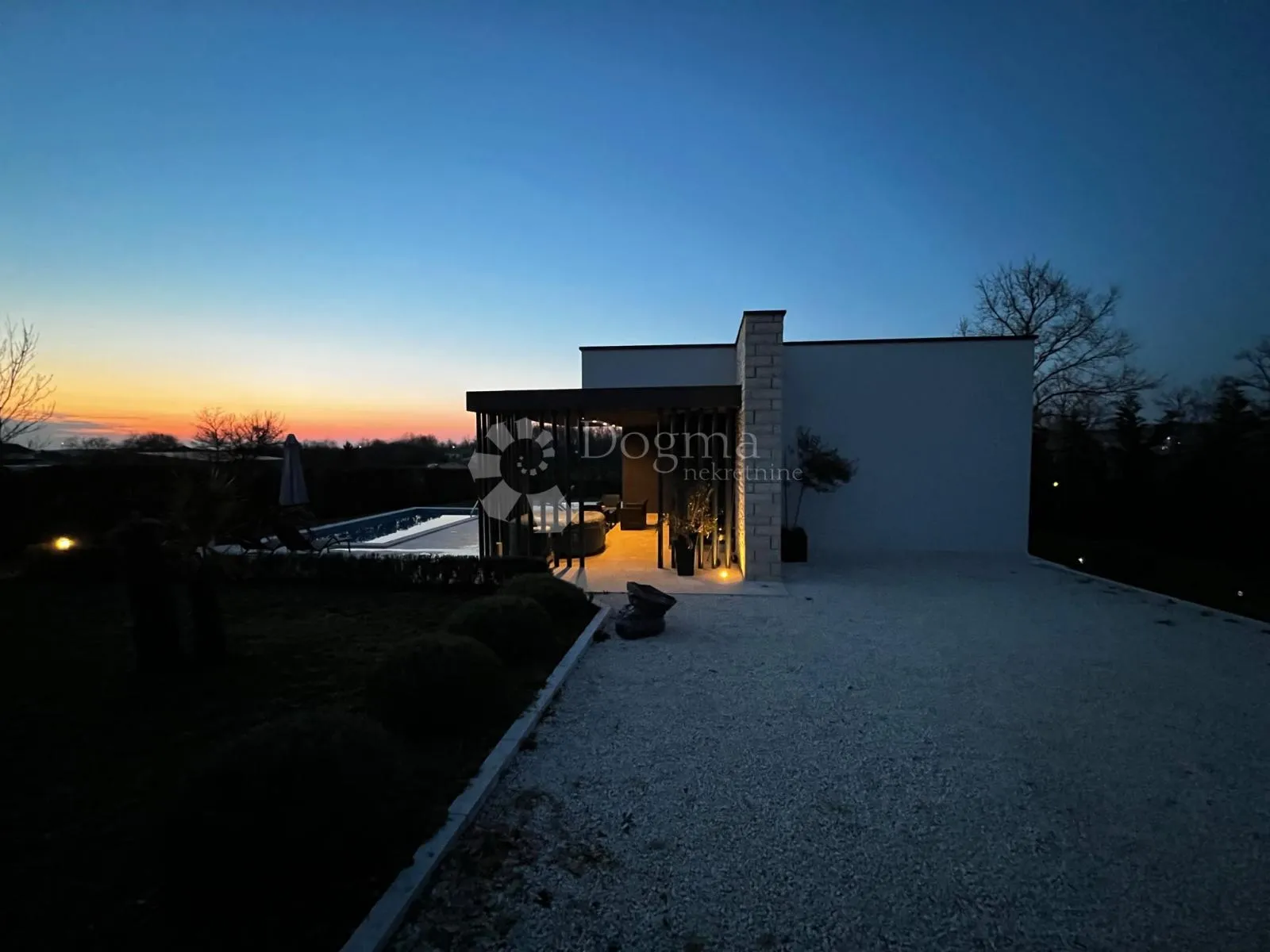 kuća sa bazenom i jacuzijem okružena zelenilom - slika 38