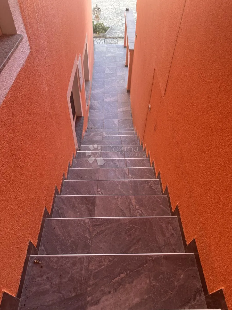 vir kuća sa 8 apartmana uhodana u posao sa turizmom - slika 36