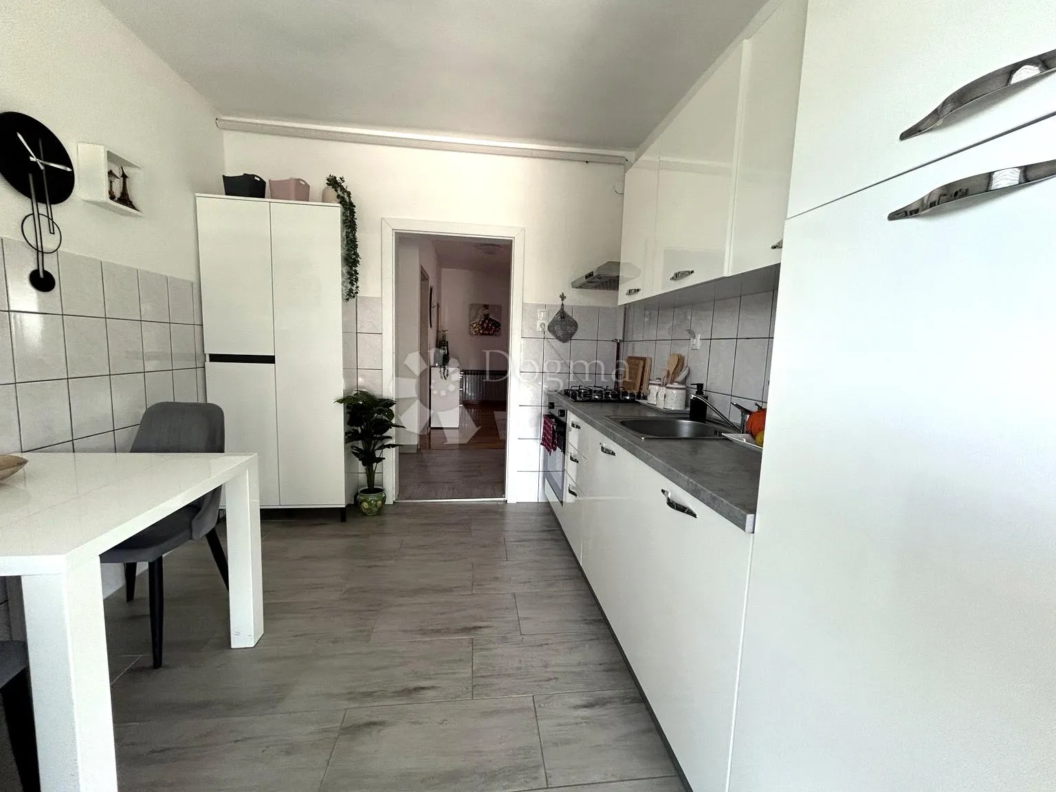 križ, obnovljena kuća bez ulaganja, 2 spavaće sobe, 1.199 m² okućnice - slika 9
