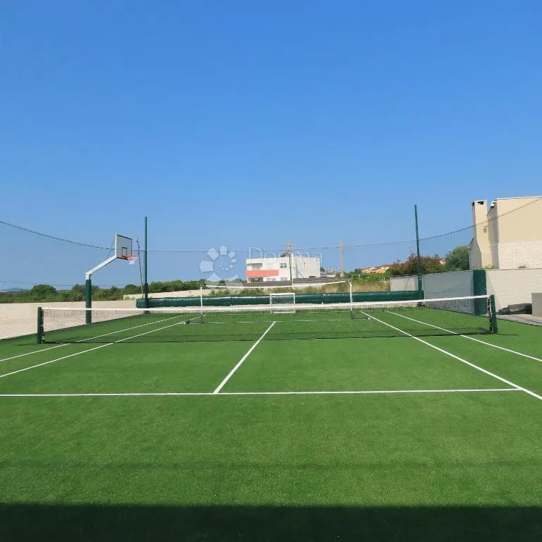 kuća s bazenom i teniskim terenom – rijetkost na tržištu! - slika 4