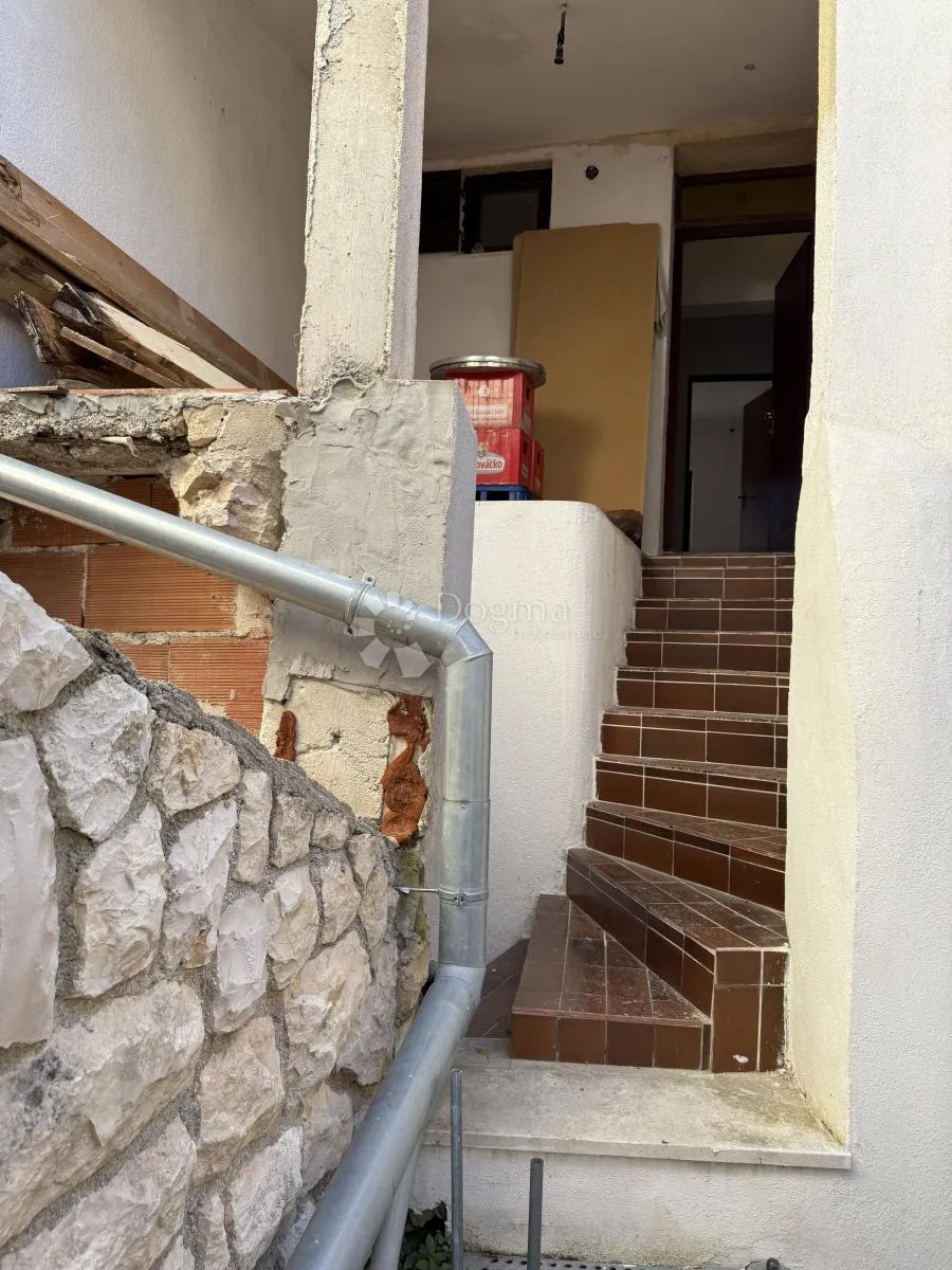 kuća sa ugostiteljskim objektom u prizemlju i terasom , u centru medulina - slika 7