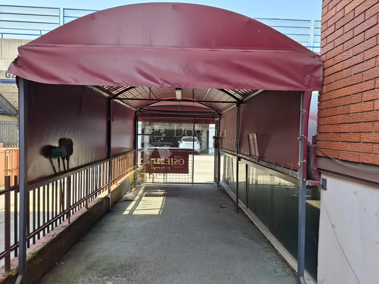 prilika! kuća uz stadion i bazene - slika 12