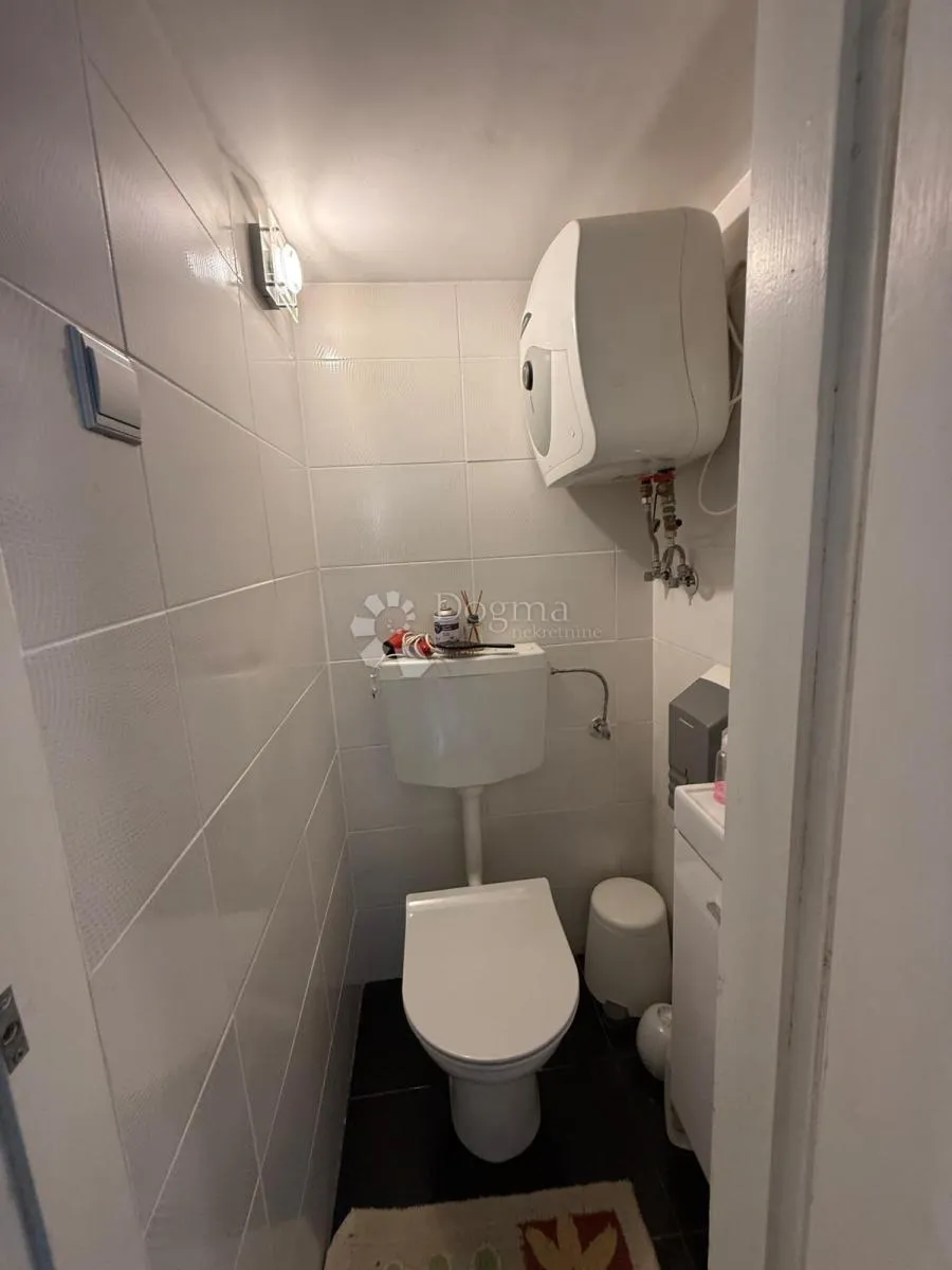 kuća na osami s pogledom na šumu - slika 8