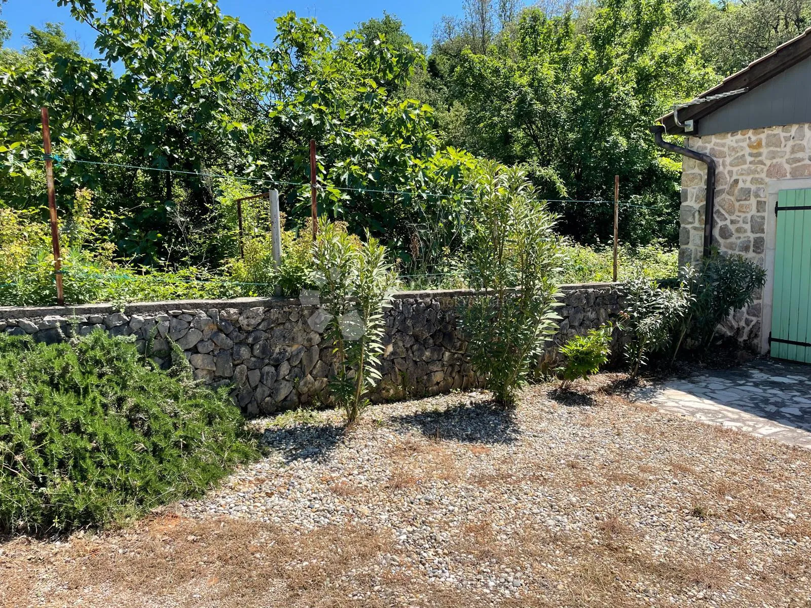 kuća sa bazenom, okružena zelenilom - slika 12