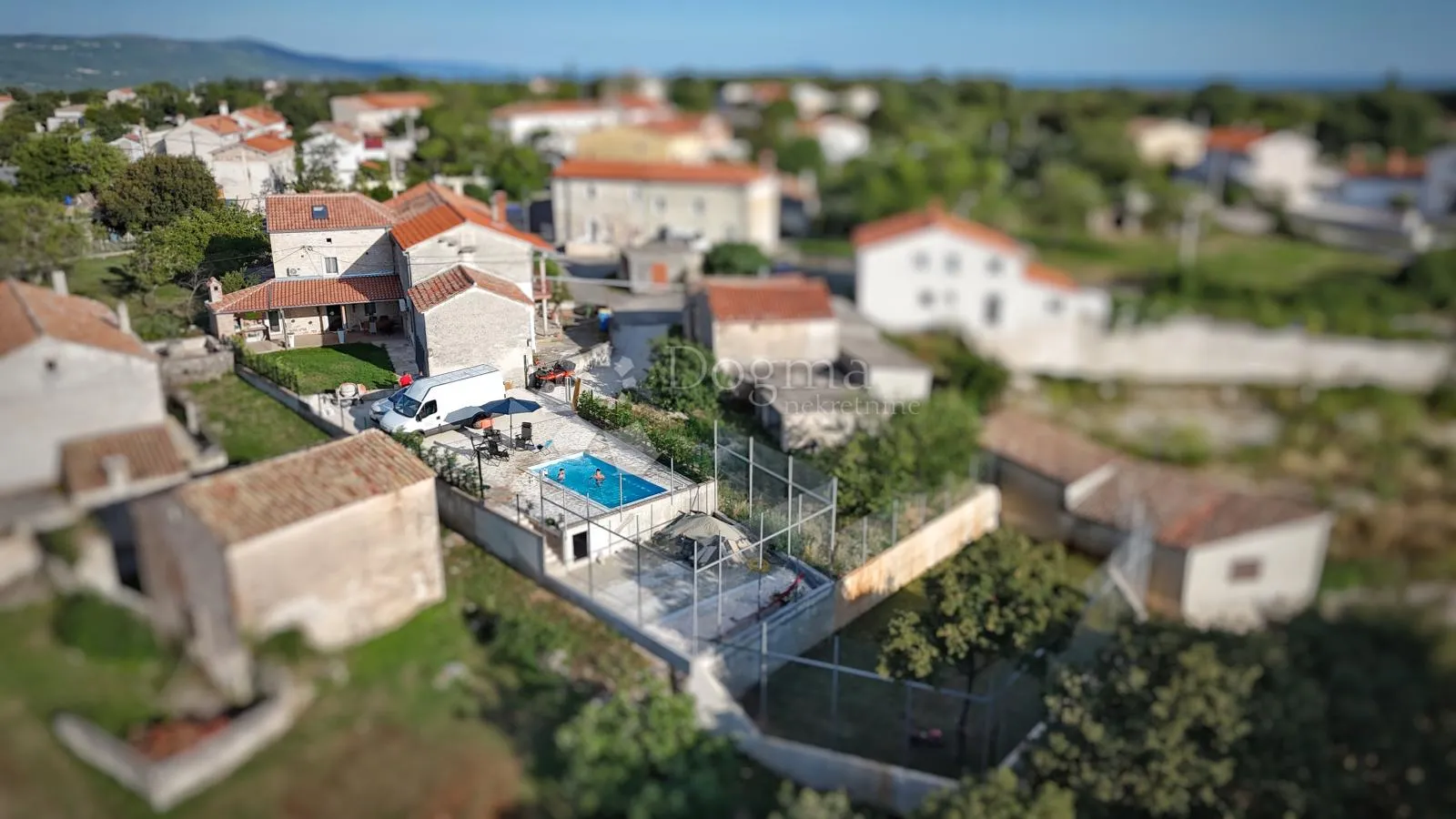 predivna kamena kuća sa bazenom i okućnicom - slika 6