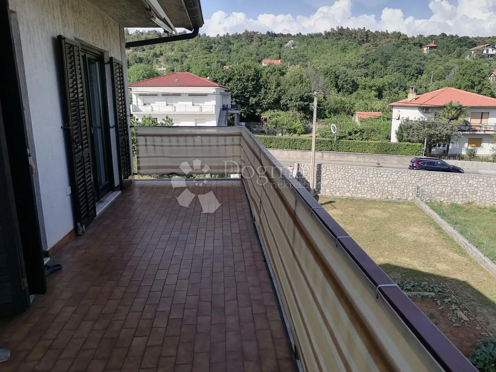 kuća na drenovi s dva trosobna stana i velikom okućnicom - slika 32