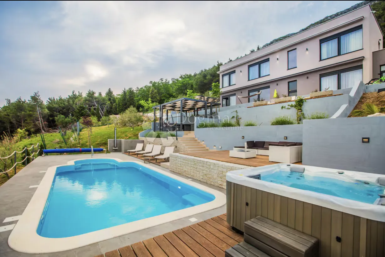 luksuzna vila s panoramskim pogledom i potpunom privatnošću u kaštelima - slika 6