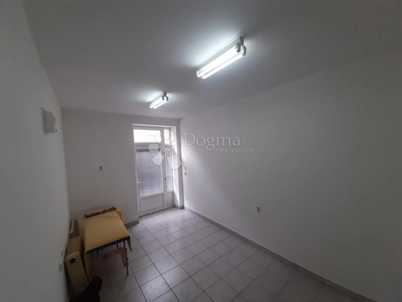 ulični lokal 16 m² - medvedgradska, centar - zakup/najam - slika 5