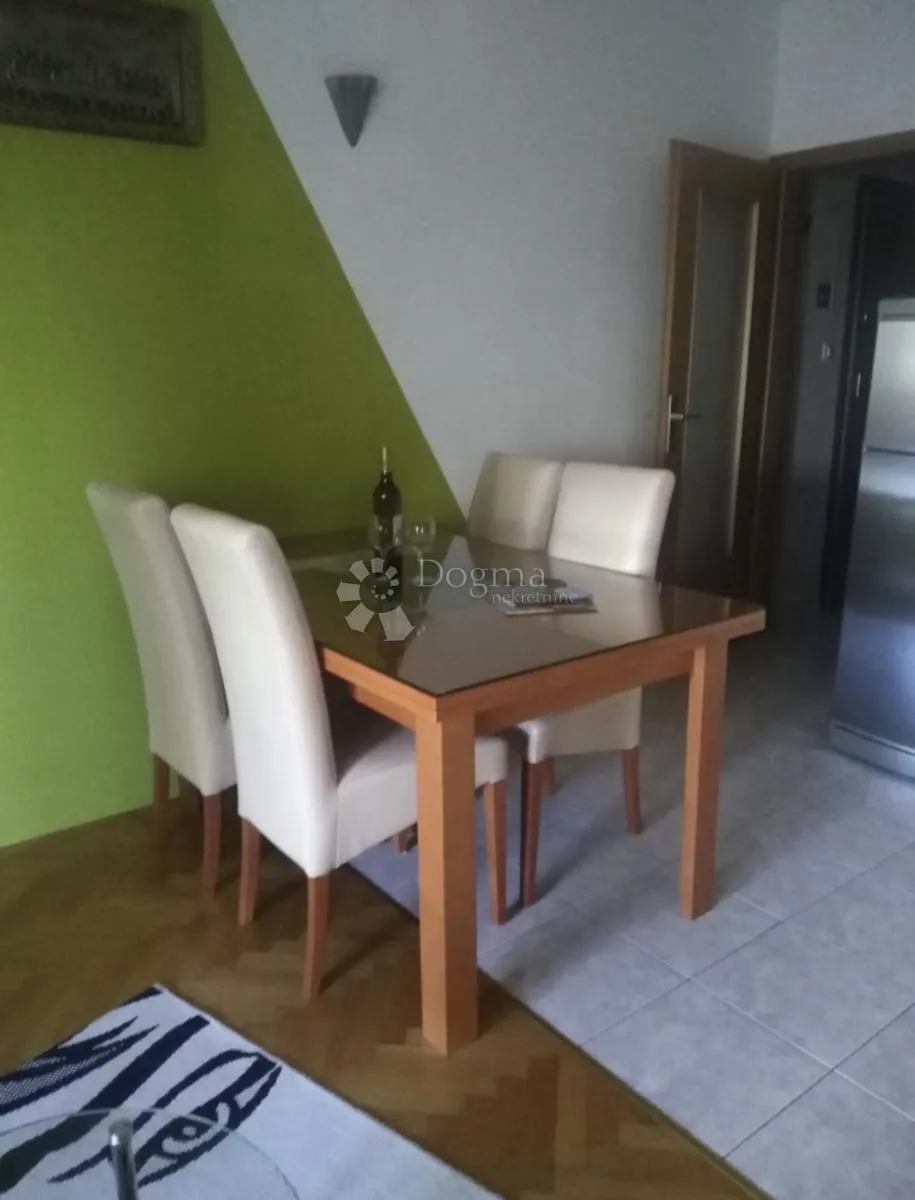 investicijski jednosoban stan s vrtom u trogir – potpuno namješten, parking, uhodan turistički najam - slika 3