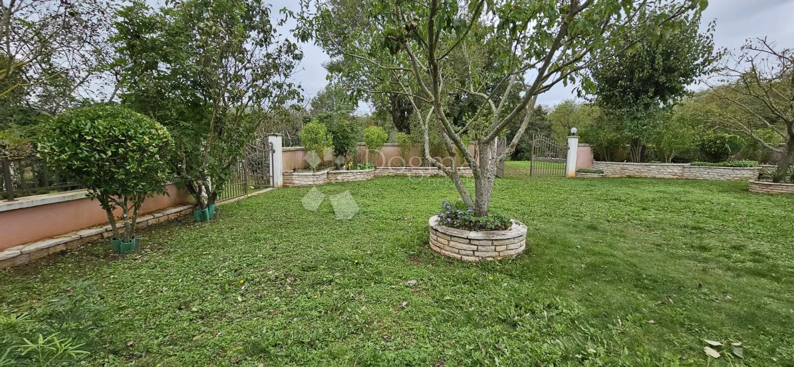 ekskluzivno kuća na osami, okružena šumom - slika 28