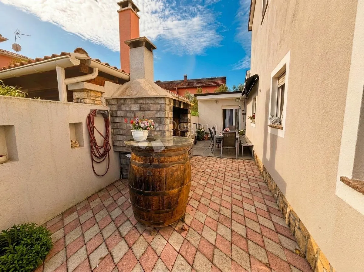 moderan trosobni stan s terasom i roštiljem, šišan - slika 10