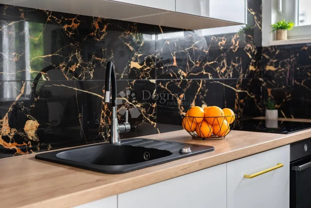 luksuzni 2-sobni stan s terasom u centru splita,75 m² - slika 15