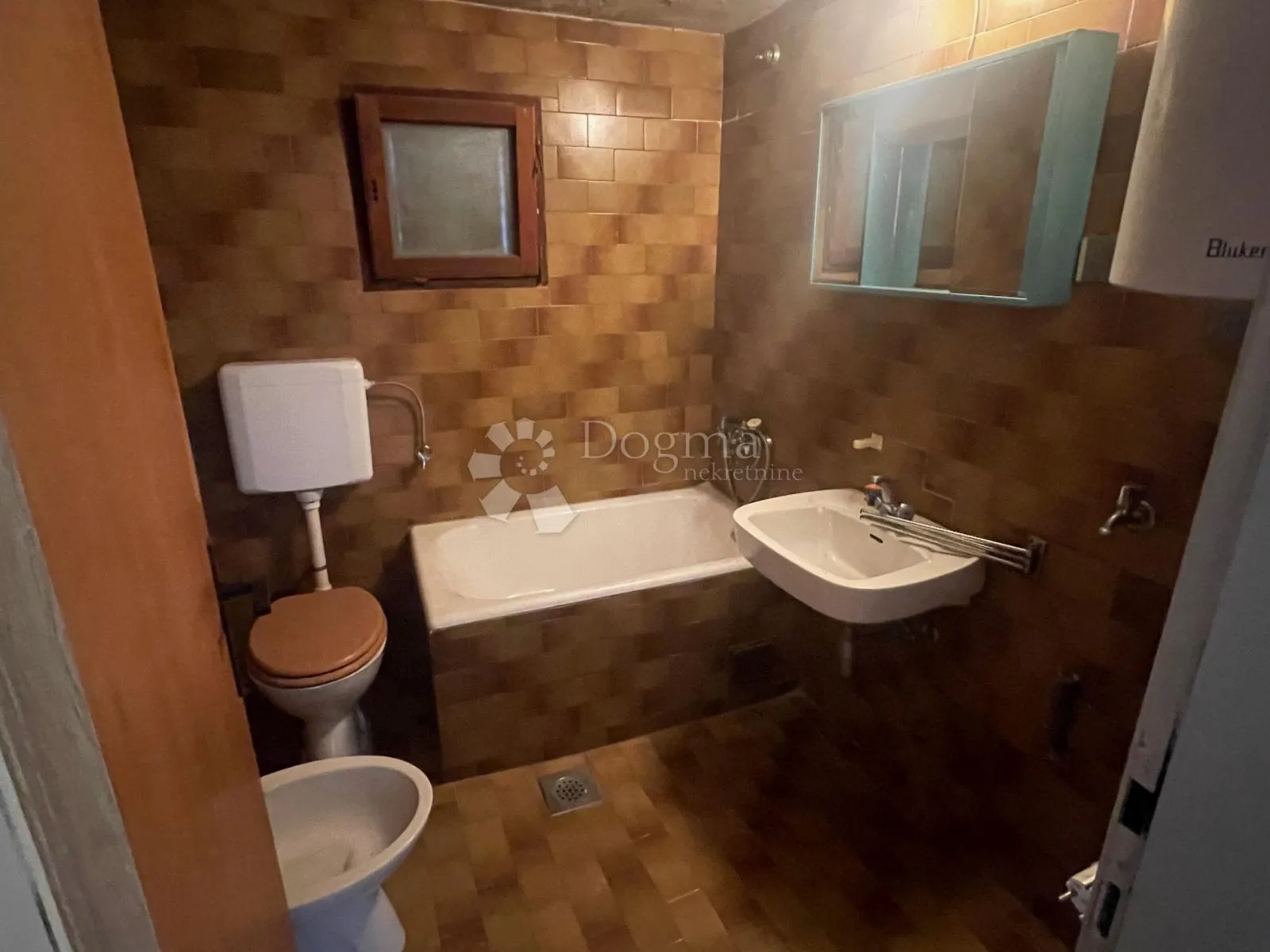buje, kuća sa predivnim pogledom za renovaciju - slika 8