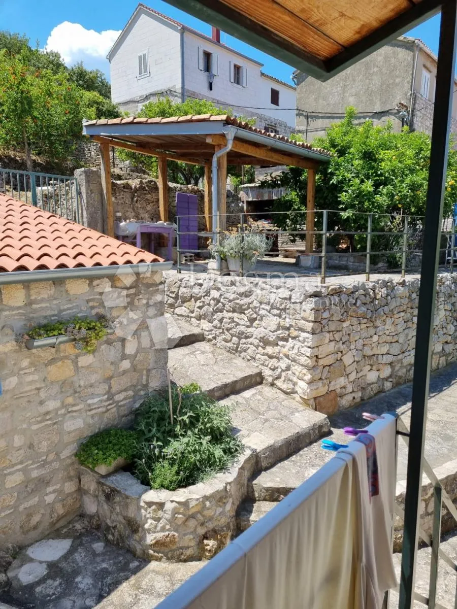 unikatna kamena kuća na otoku visu - slika 5