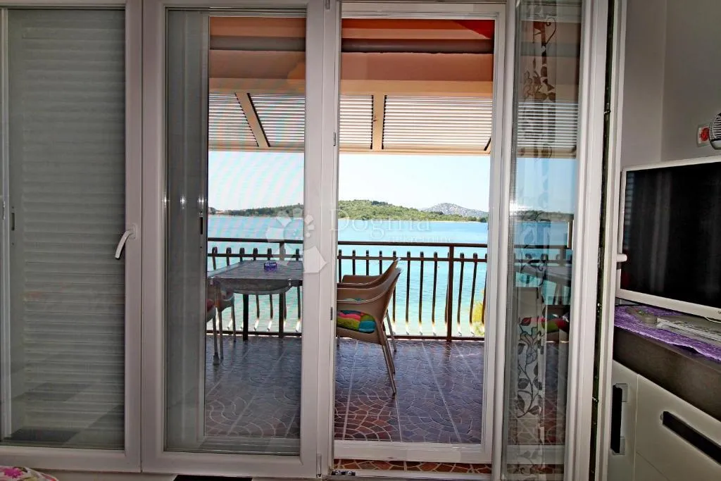 lovetovo -vodice, predivna kuća s 6 apartmana, prvi red do mora - slika 10