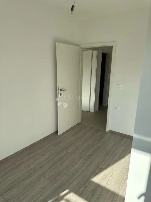 moderni 2-sobni stan u novogradnji, 800 m od mora - slika 12