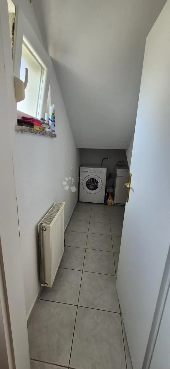 kuća sa 2 stana i bazenom - slika 40