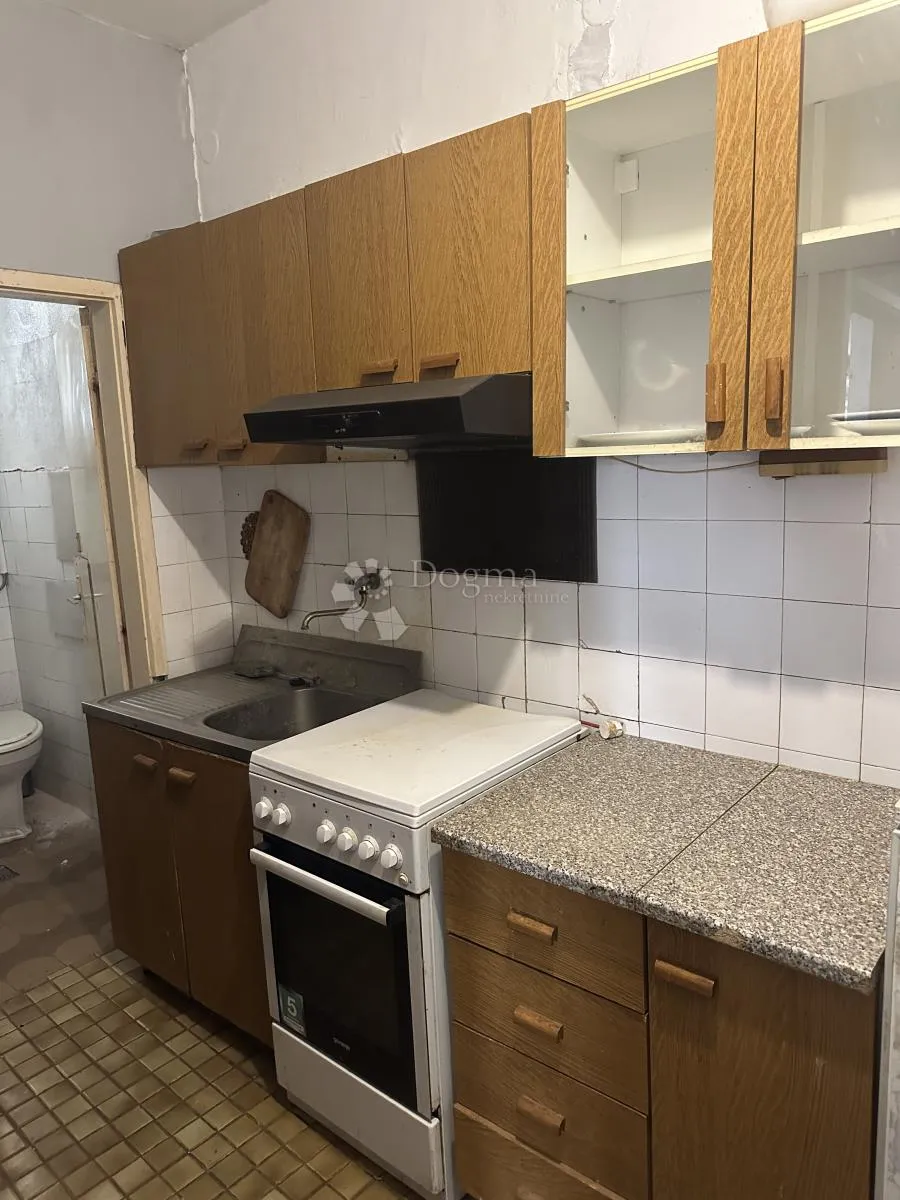 šibenik, stan u centru s poslovnim prostorom, za adaptaciju - slika 1