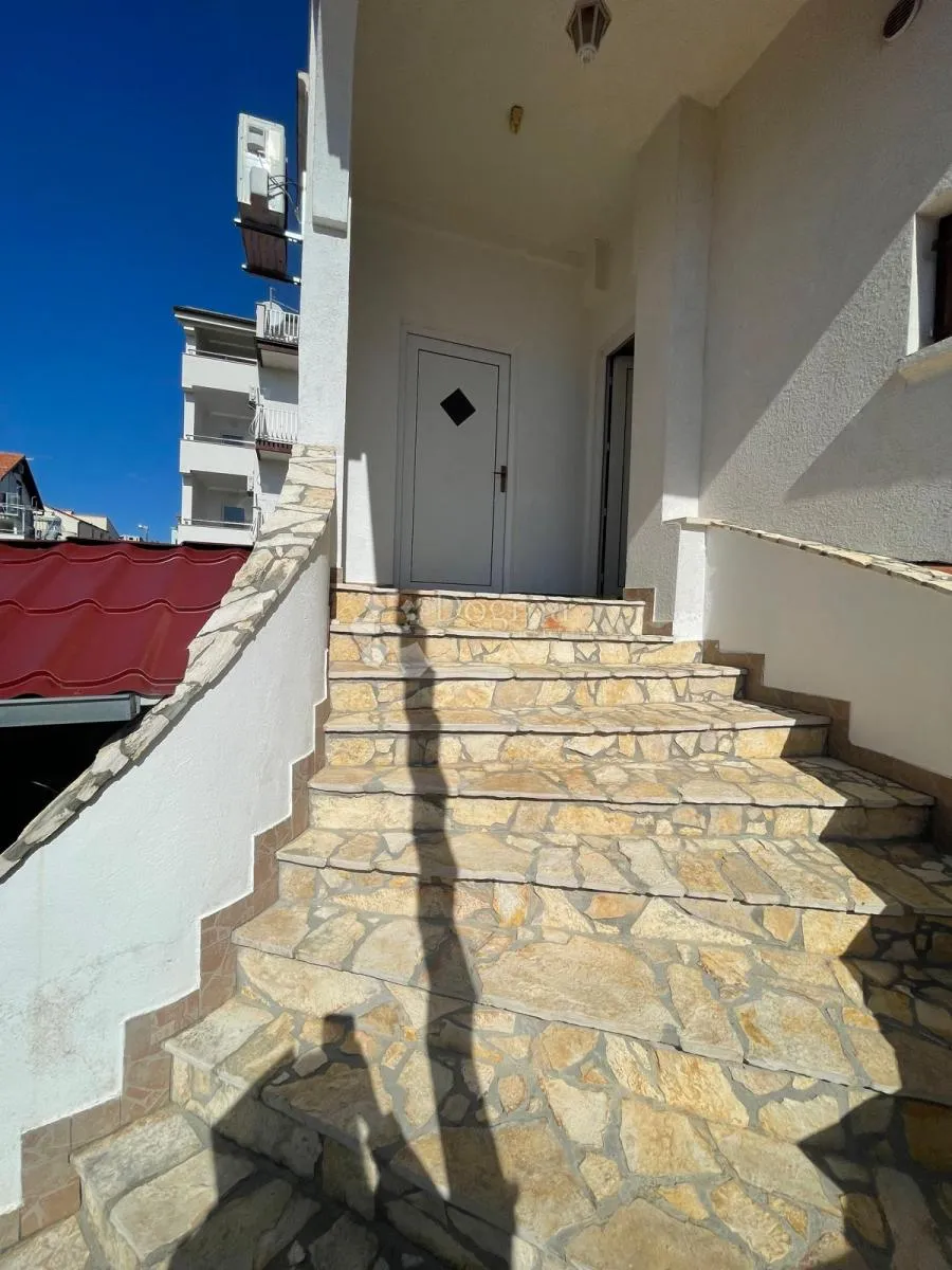 kuća s 3 stana i pogledom na more – blizina mora i centra - slika 22