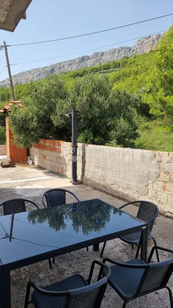 kuća sa tri stana i pogledom na more - slika 15