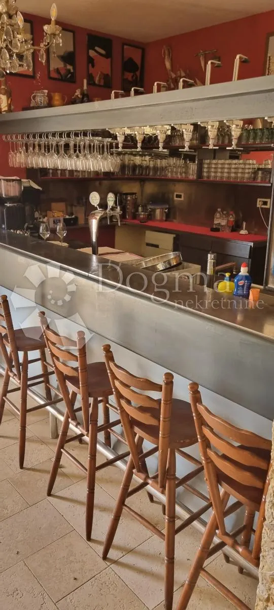 uhodani posao vila sa restoranom 2 km od mora - slika 29