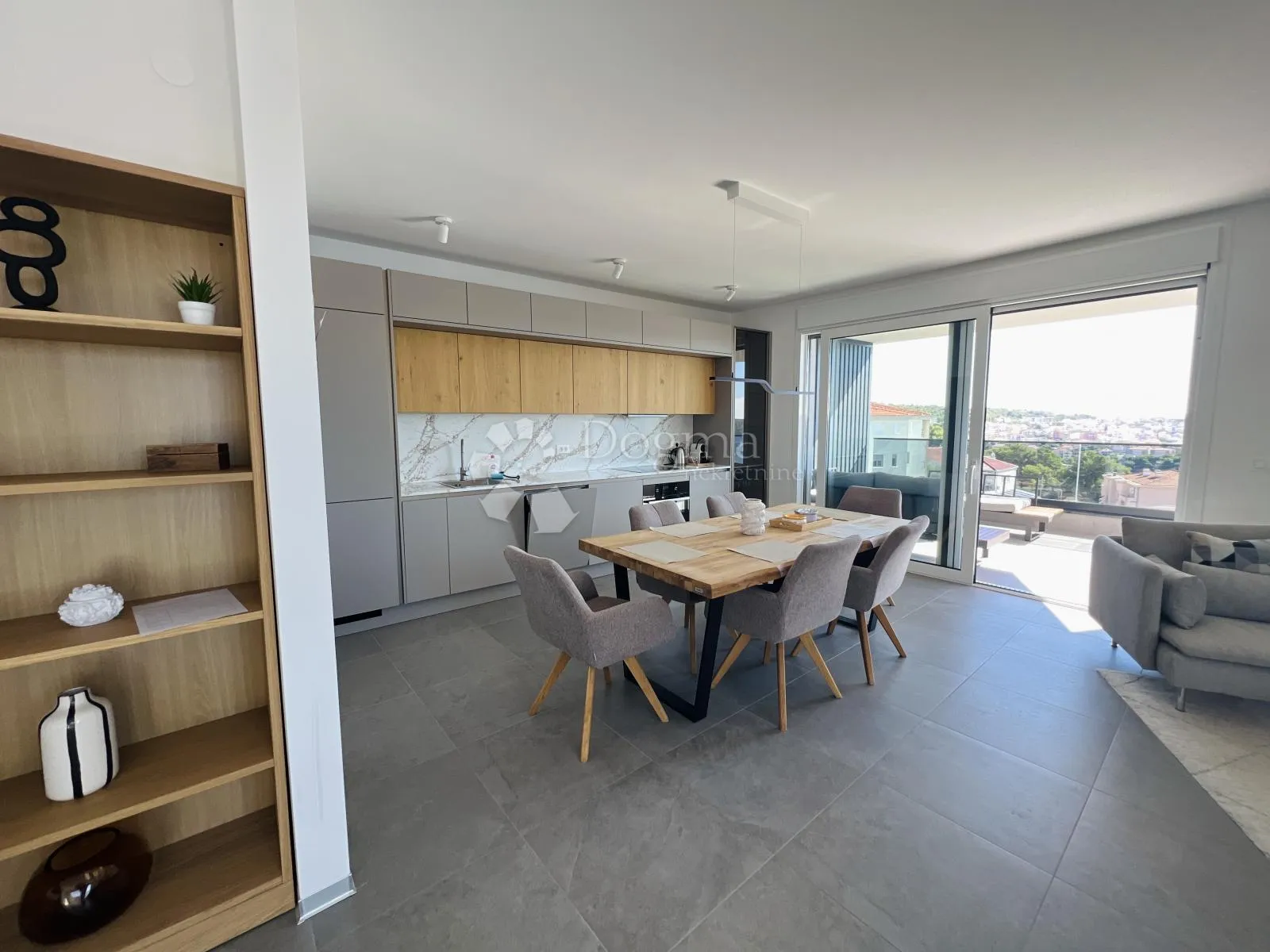 ekskluzivan penthouse s krovnom terasom i pogledom na more - slika 3