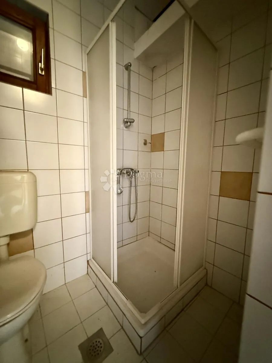 prodaje se apartman u centru malog lošinja - slika 12